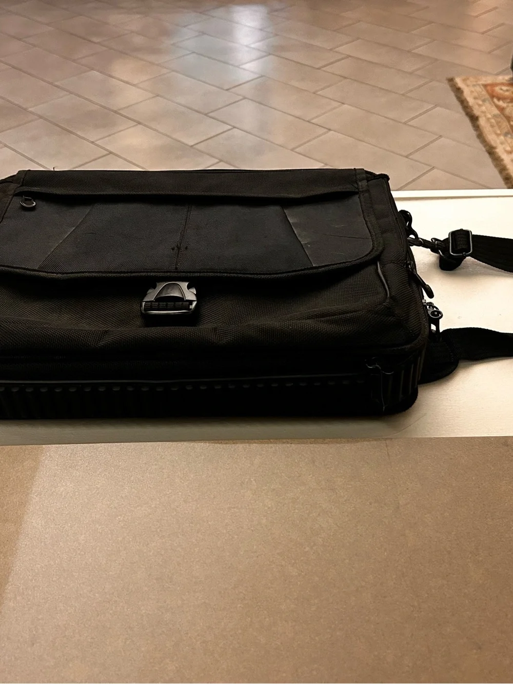 Men's Black Laptop Messenger Bag with Adjustable Shoulder Strap Vargus